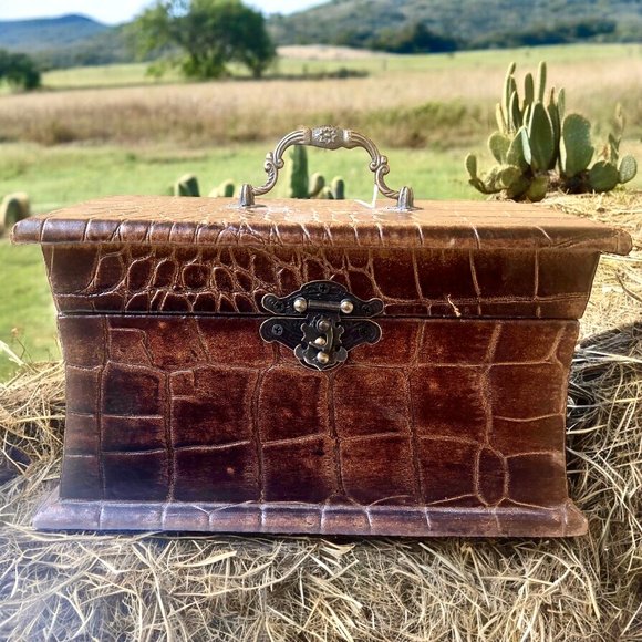 Vintage Hinged Wood Box Leather Overlay Felt Interior Metal Handle Trinket Jewel - Picture 5 of 14
